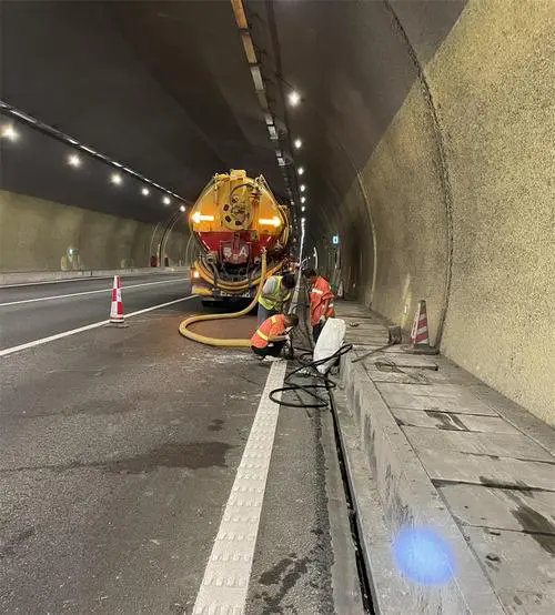 鄯善隧道排水渠清淤